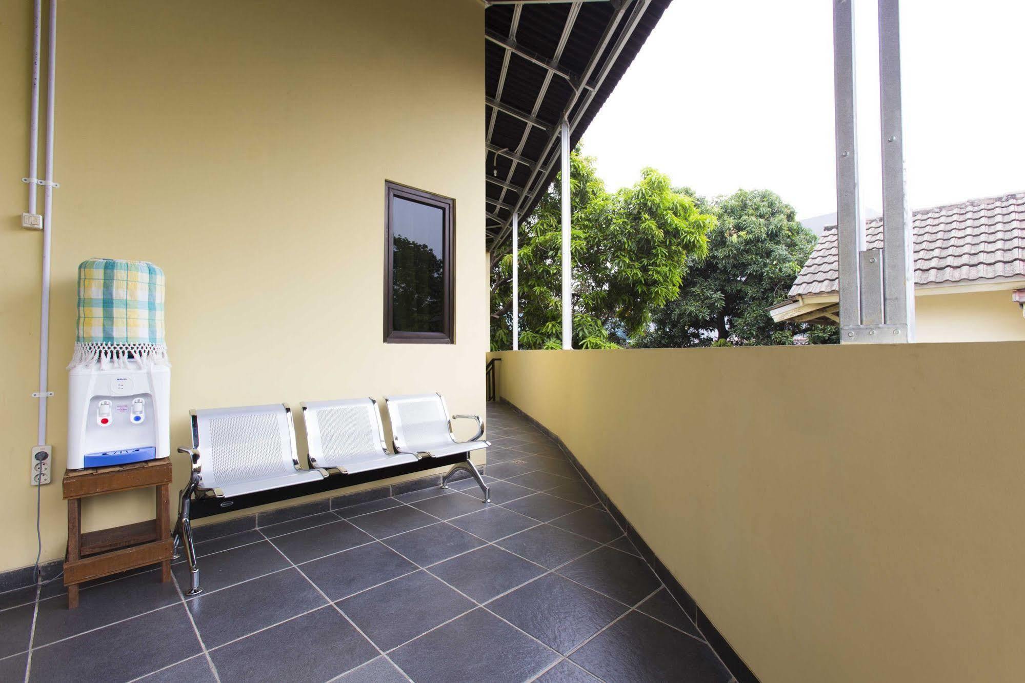 Reddoorz @ Pekayon Bekasi Hotel Bagian luar foto